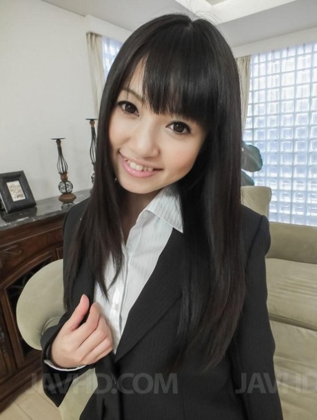 Japanese girl Kotomi Asakura squirts during the course of MMF sex