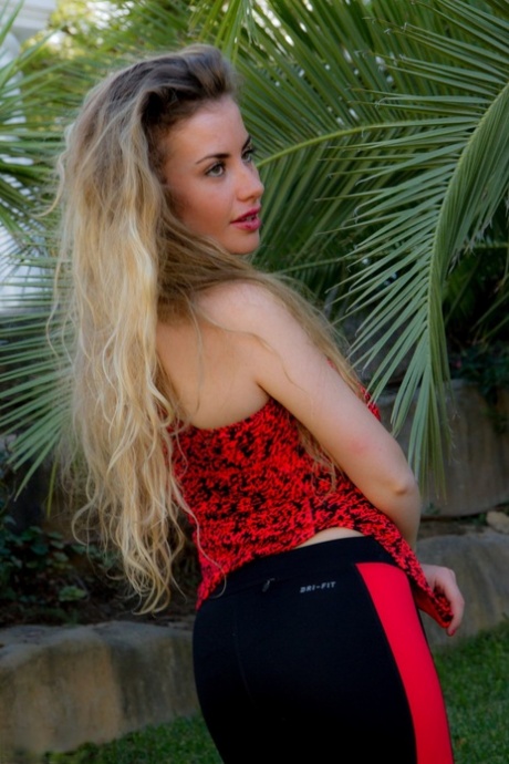 Glamour model Holly Jade uncovers her big natural tits in workout pants