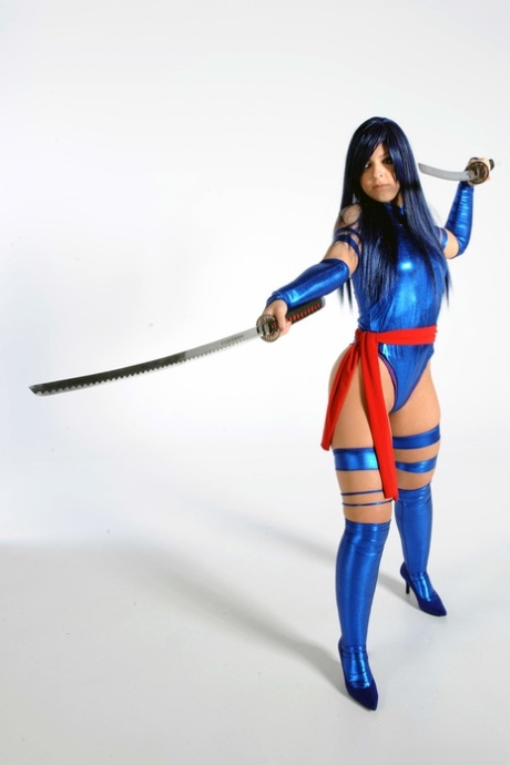 Big boobed cosplay girl Nathalya shows off her amazing round juicy ass
