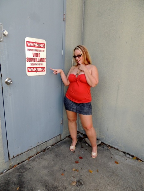 Overweight amateur Dee Siren fists and dildos her cunt out back of a business