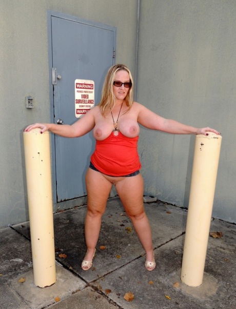 Overweight amateur Dee Siren fists and dildos her cunt out back of a business