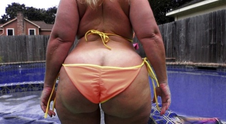 Amateur woman Dee Siren displays her big butt while wearing a bikini