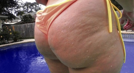 Amateur woman Dee Siren displays her big butt while wearing a bikini