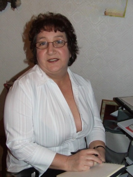 Granny Kinky Carol reveals her huge tits and phat ass in black lingerie