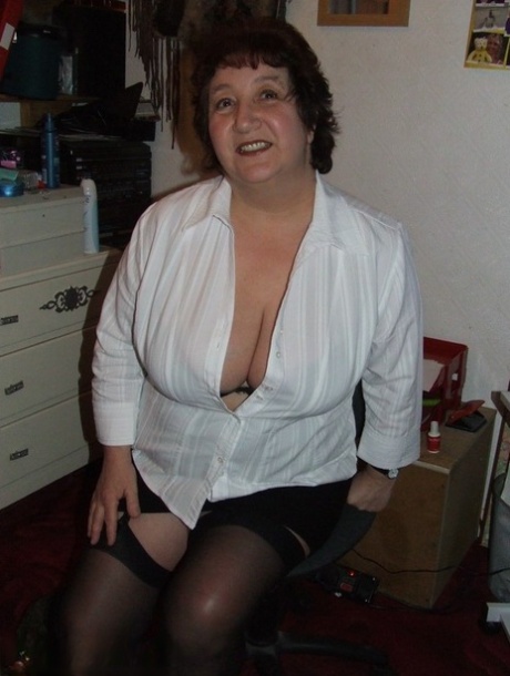 Granny Kinky Carol reveals her huge tits and phat ass in black lingerie