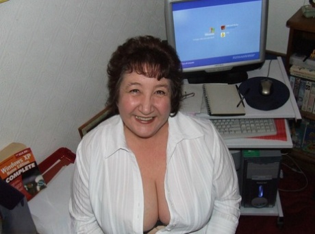 Granny Kinky Carol reveals her huge tits and phat ass in black lingerie
