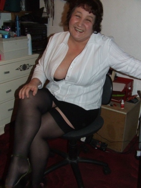 Granny Kinky Carol reveals her huge tits and phat ass in black lingerie