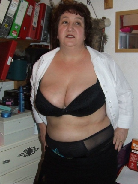 Granny Kinky Carol reveals her huge tits and phat ass in black lingerie