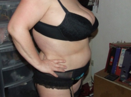 Granny Kinky Carol reveals her huge tits and phat ass in black lingerie