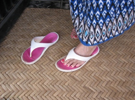 Old amateur Girdle Goddess exposes her obese body outside her front door
