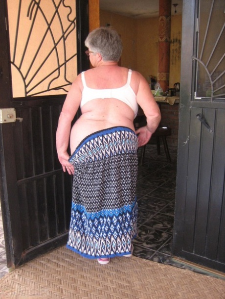 Old amateur Girdle Goddess exposes her obese body outside her front door