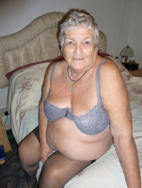 Fat lady Grandma Libby shaves her pussy and underarms with a straight razor