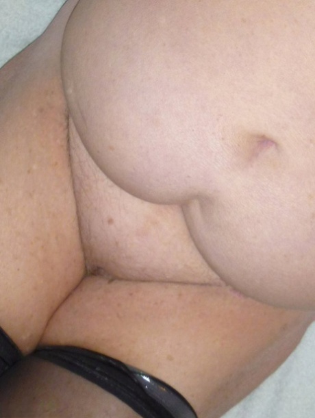 Fat lady Grandma Libby shaves her pussy and underarms with a straight razor