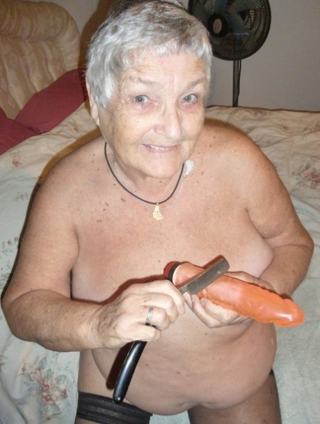 Fat lady Grandma Libby shaves her pussy and underarms with a straight razor