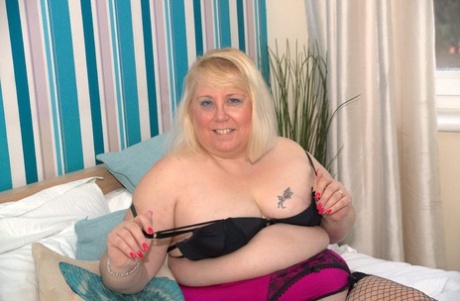 Obese blonde amateur Lexie Cummings masturbates with a vibrator in mesh nylons