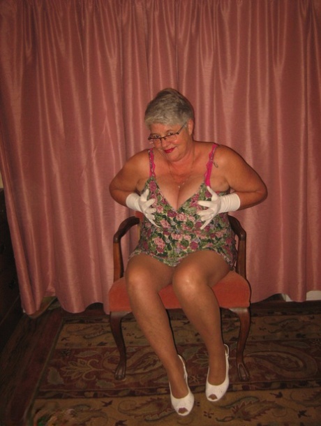 Old amateur Girdle Goddess strips completely naked in a confident manner