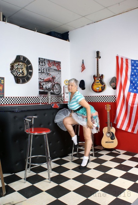 Old American lady Savana exposes her big butt in basement bar