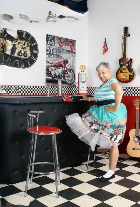 Old American lady Savana exposes her big butt in basement bar