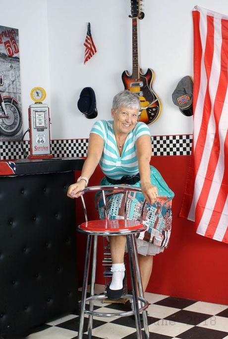 Old American lady Savana exposes her big butt in basement bar