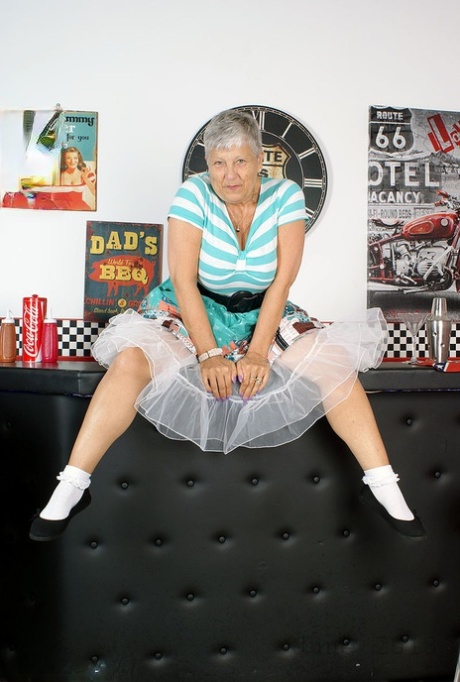 Old American lady Savana exposes her big butt in basement bar