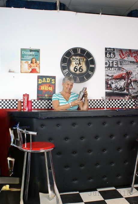 Old American lady Savana exposes her big butt in basement bar