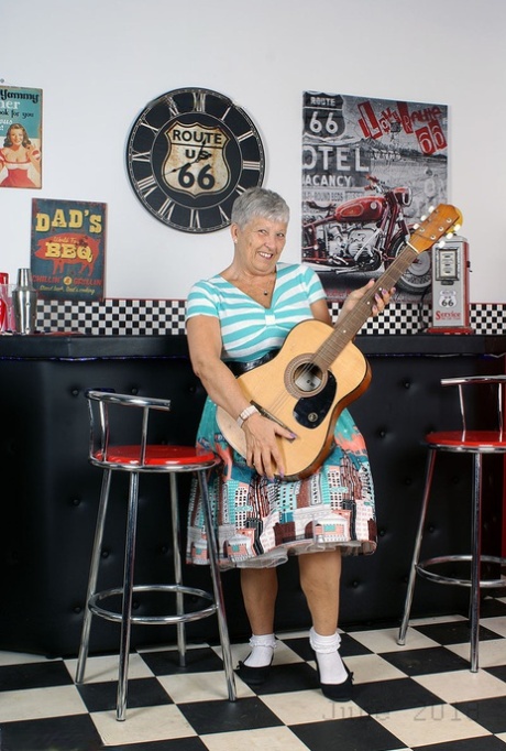 Old American lady Savana exposes her big butt in basement bar
