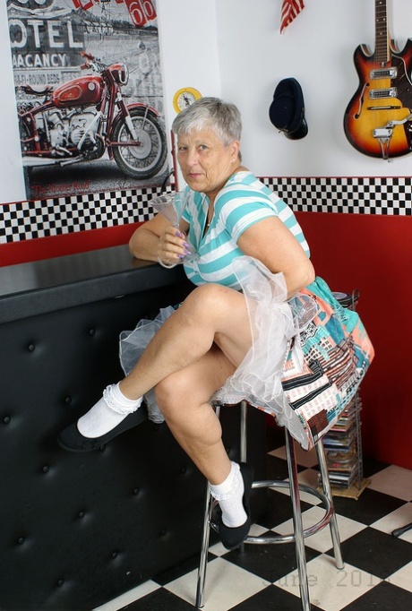 Old American lady Savana exposes her big butt in basement bar