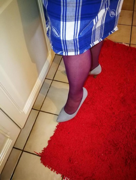 Old housewife Caro takes off her underwear in kitchen apron and stockings