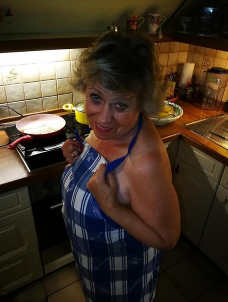 Old housewife Caro takes off her underwear in kitchen apron and stockings