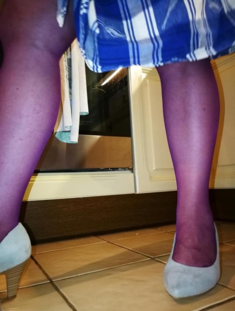 Old housewife Caro takes off her underwear in kitchen apron and stockings