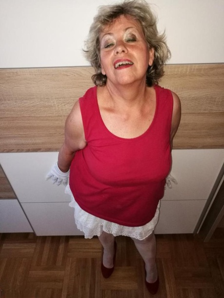 Horny nan Caro pulls down her pantyhose to show her bush in white gloves