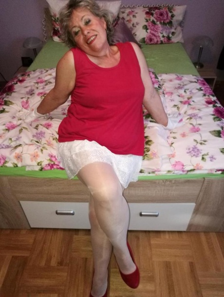 Horny nan Caro pulls down her pantyhose to show her bush in white gloves
