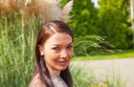 Best friends Tiffany Doll and Angelik Duval show their bums before a threesome