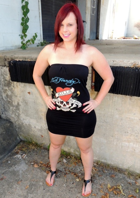 Amateur chick with a big ass exposes herself along the side of a road