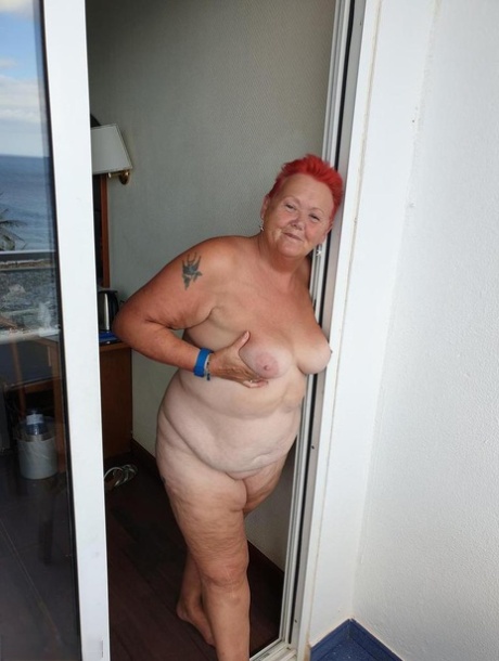Fat nan Valgasmic Exposed sports short red hair while butt naked on a balcony