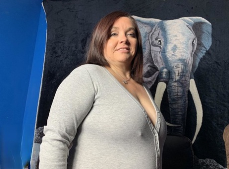 Obese amateur Sexy NE BBW shows her big ass after spreading her pussy