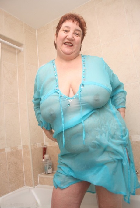 Redhead nan Kinky Carol shows her big ass and snatch in a bathtub
