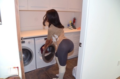 Ebony girlfriend strips off yoga pants and thong for banging of bald vagina