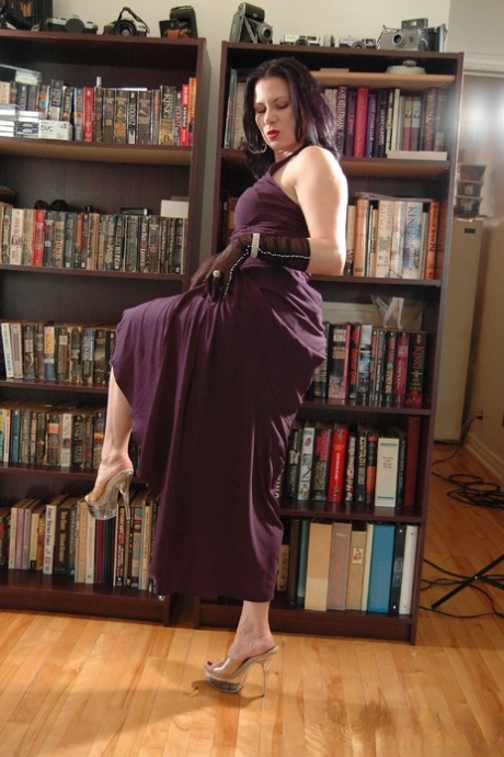 Amateur model Mina Gorey strips naked in gloves and heels afore a bookcase