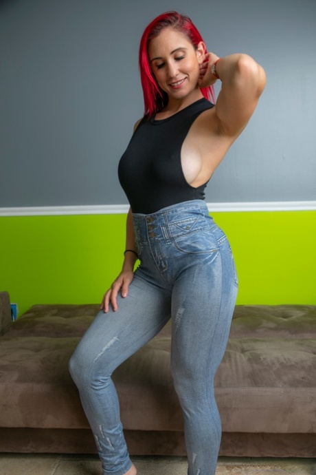 Curvy girl Jennifer Light sports dyed hair while stripping naked by herself