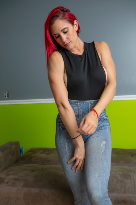 Curvy girl Jennifer Light sports dyed hair while stripping naked by herself