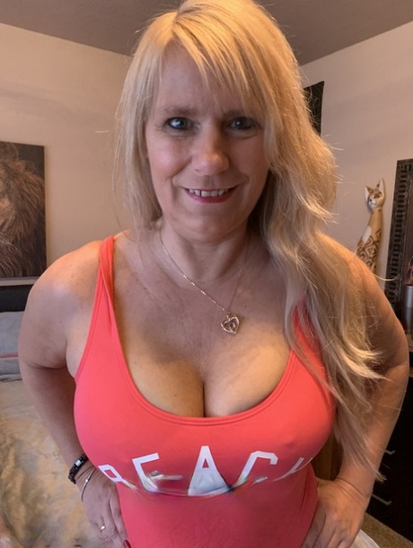 Mature blonde Sweet Susi removes a swimsuit to get naked on her bed