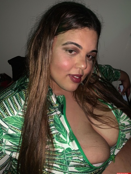 SSBBW Golden Bombshell shows the crack of her ass during solo action