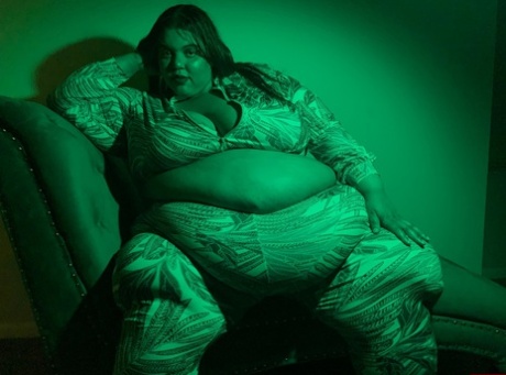 SSBBW Golden Bombshell shows the crack of her ass during solo action