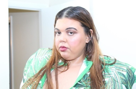 SSBBW Golden Bombshell shows the crack of her ass during solo action
