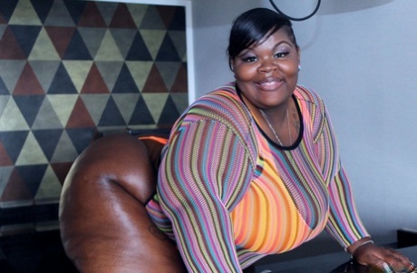 Black amateur puts her massive butt on display in a thong