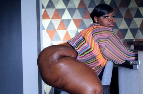Black amateur puts her massive butt on display in a thong
