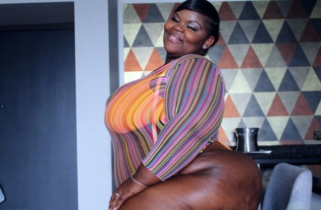 Black amateur puts her massive butt on display in a thong