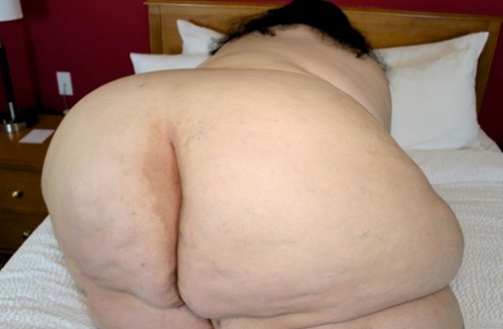 SSBBW Queen Nora releases her massive ass and belly roll from a bikini