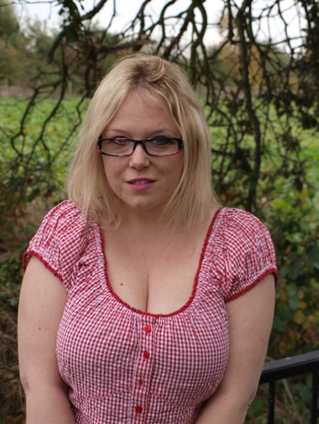 Amateur BBW Sindy Bust exposes her big boobs and twat on a countryside bridge